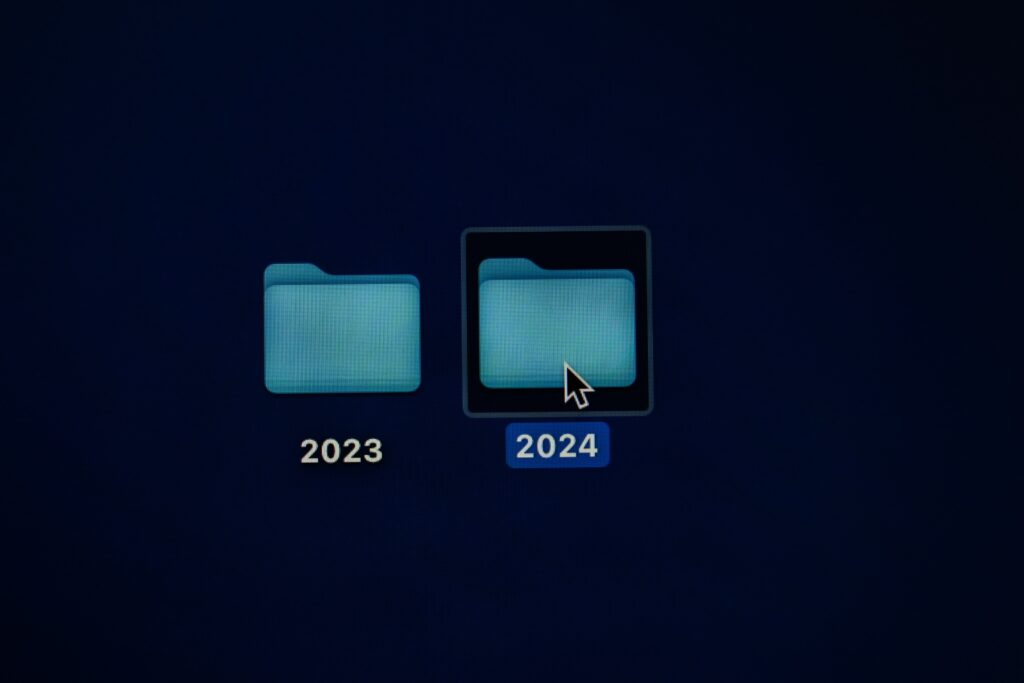 Computer screen with two files named '2023' and '2024'