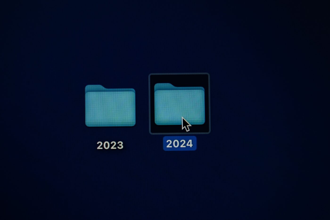 Computer screen with two files named '2023' and '2024'
